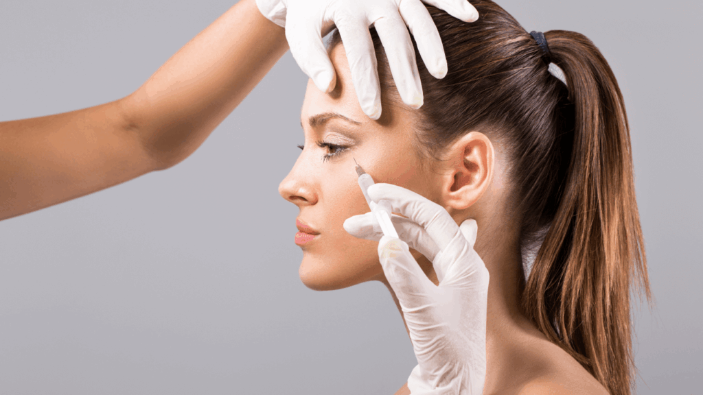 Patientin bekommt Botox-Behandlung von Dr. Ständer bei Memmingen.