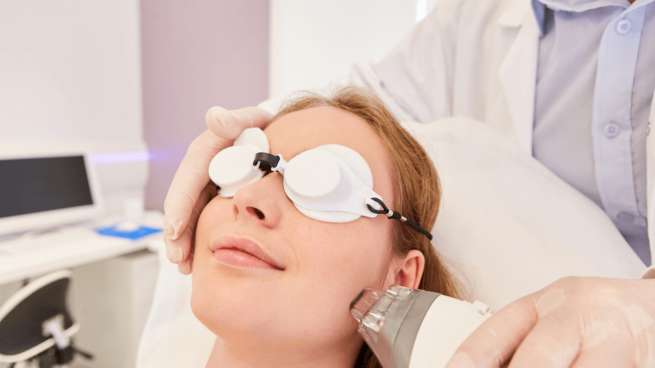 Patientin bekommt eine Hautverj&uuml;ngung mit dem Fraxel-Laser bei Dr. St&auml;nder bei Memmingen.